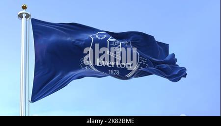 Liverpool, Großbritannien, Sept. 2022: Die Flagge des Fußballvereins Everton winkt im Wind. Everton FC ist ein professioneller Fußballverein mit Sitz in Liverpool, England Stockfoto