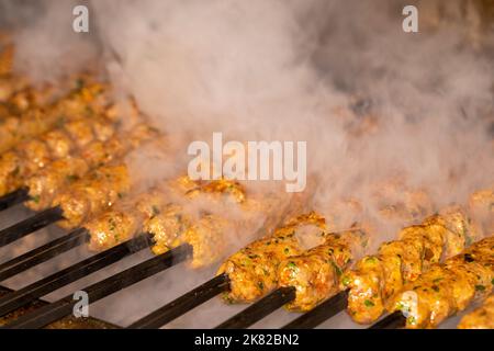 Adana Kebab. Gebackenen Kebab auf einem Grill. Traditionelle türkische Küche Delikatessen. Nahaufnahme Stockfoto
