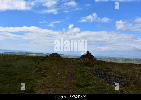 Zwei cairns als Wegweiser entlang der Coast to Coast Route. Stockfoto