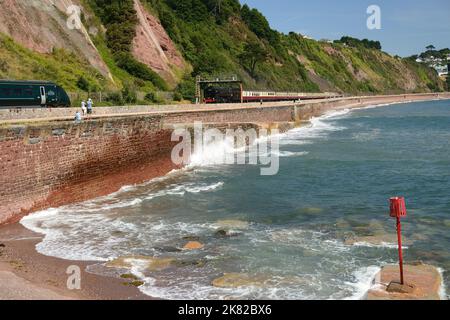 BR Standard Pacific No 70000 Britannia führt am 6.. August 2022 einen up Intercity Express in Sprey Point, Teignmouth mit dem English Riviera Express durch. Stockfoto