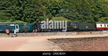 BR Standard Pacific No 70000 Britannia führt am 6.. August 2022 einen up Intercity Express in Sprey Point, Teignmouth mit dem English Riviera Express durch. Stockfoto