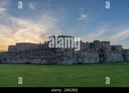 Beaumaris, Großbritannien - 27. August 2022: Blick auf das historische Schloss Beaumaris in Anglesey bei Sonnenuntergang Stockfoto