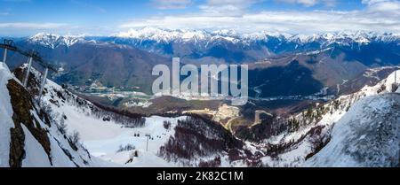 Von den Skipisten aus hat man einen schönen Blick auf die Stadt Krasnaja Poljana und das Kaukasusgebirge Stockfoto