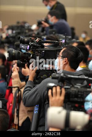 Peking, China. 20. Oktober 2022. (221020) -- PEKING, 20. Oktober 2022 (Xinhua) -- Journalisten nehmen am fünften Gruppeninterview Teil, das vom Pressezentrum für den Nationalen Kongress der Kommunistischen Partei Chinas (KPCh) 20. in Peking, der Hauptstadt Chinas, am 20. Oktober 2022 veranstaltet wird. Während des Interviews stellten die Sprecher der Delegationen aus Qinghai, Ningxia, Xinjiang, der Zentralpartei und den Staatsorganen, zentralen Finanzinstituten und Zentralunternehmen (in Peking) zum CPC-Nationalkongress 20. die Studie und Diskussion der Delegationen über den Bericht dem CPC-Nationalkongress 20. und an vor Stockfoto