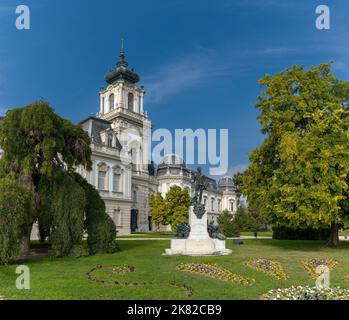 Keszthely, Ungarn - 10. Oktober 2022: Blick auf den Festetics Palast in Keszthely Stockfoto