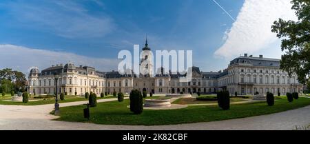 Keszthely, Ungarn - 10. Oktober 2022: Panoramablick auf den Festetics Palast und die Gärten in Keszthely am Plattensee Stockfoto