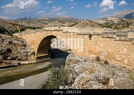 Die Severan-Brücke (auch bekannt als Chabinas-Brücke oder Cendere-Brücke oder Septimius-Severus-Brücke; türkisch: Cendere Köprüsü) ist eine spätrömische Brückenloka Stockfoto