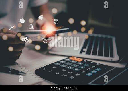 Person, die eine Kreditkarte mit einem mobilen Smartphone Business-Finanzierung Internet-Banking-Netzwerk Zahlung Shopping Online-E-Commerce-Marketing. Stockfoto