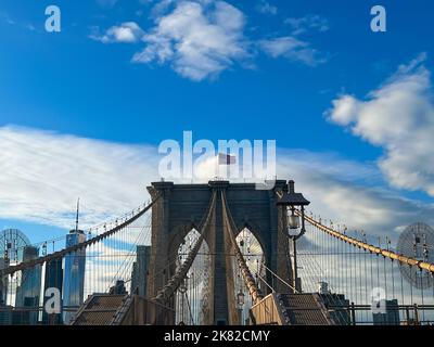 New York, Usa. 19. Oktober 2022. Die Brooklyn Bridge ist in New York City zu sehen. (Foto von Ryan Rahman/Pacific Press) Quelle: Pacific Press Media Production Corp./Alamy Live News Stockfoto