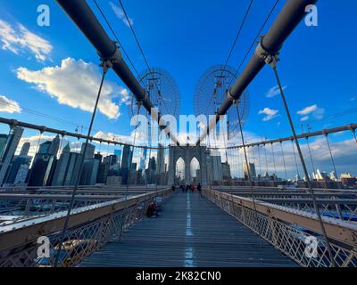 New York, Usa. 19. Oktober 2022. Die Brooklyn Bridge ist in New York City zu sehen. (Foto von Ryan Rahman/Pacific Press) Quelle: Pacific Press Media Production Corp./Alamy Live News Stockfoto