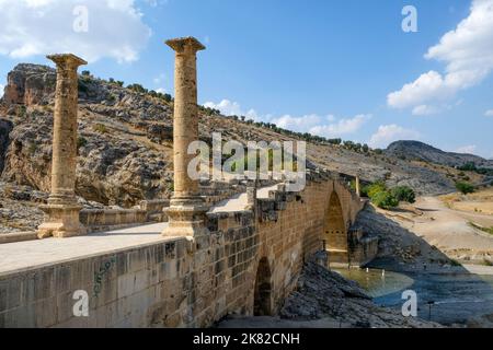 Die Severan-Brücke (auch bekannt als Chabinas-Brücke oder Cendere-Brücke oder Septimius-Severus-Brücke; türkisch: Cendere Köprüsü) ist eine spätrömische Brückenloka Stockfoto