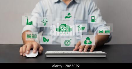 Organisationen oder Unternehmen entwickeln Carbon Credit Business Virtual Screen. Reduzierung der Emissionen von CO2. Konzept der nachhaltigen Geschäftsentwicklung. Stockfoto