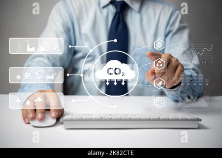 Organisationen oder Unternehmen entwickeln Carbon Credit Business Virtual Screen. Reduzierung der Emissionen von CO2. Konzept der nachhaltigen Geschäftsentwicklung. Stockfoto