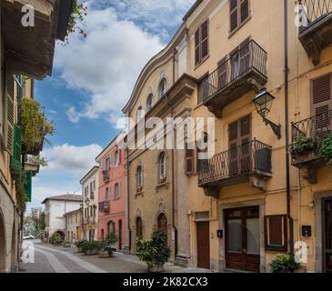 Cuneo, Piemont, Italien - 14. Oktober 2022: Contrada Mondovì, alte Straße des Bezirks im historischen Zentrum mit der Synagoge zwischen alten BU Stockfoto