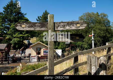 Hölzerne Wegweiser für Fußwege am Inn Way Walk to Darnholm am Bahnhof Goathland in der Nähe von Whitby North York Moors North Yorkshire Großbritannien Großbritannien Stockfoto