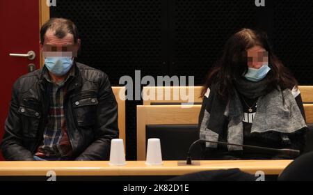 Der Angeklagte Laurent Dramaix, Marie-Helene Bartel, abgebildet während der Geschworenverfassungssitzung für den Assizes-Prozess gegen sechs Personen vor dem Assizes-Gericht der Provinz Hennegau in Mons, Donnerstag, 06. Oktober 2022. Die Angeklagten werden wegen Folter, unmenschlicher und erniedrigender Behandlung, Missbrauch einer schwachen Position, Menschenhandel, unanständiger Übergriffe und Nichtunterstützung einer in Gefahr geratenen Person gegen Camille und Christian, ein gefährdetes Paar, in Anderlues angeklagt. BELGA FOTO VIRGINIE LEFOUR Stockfoto