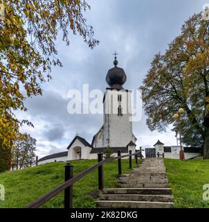 Zehra, Slowakei - 29. September 2022: Blick auf die Heilig-Geist-Kirche aus dem 13.. Jahrhundert im slowakischen Dorf Zehra Stockfoto