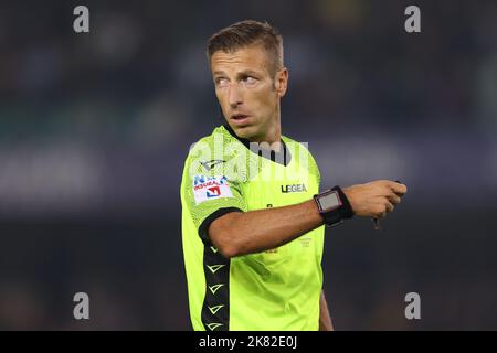 Verona, Italien, 16.. Oktober 2022. Der Schiedsrichter Davide Massa reagiert während des Serie-A-Spiels im Stadio Marcantonio Bentegodi, Verona. Bildnachweis sollte lauten: Jonathan Moscrop / Sportimage Stockfoto