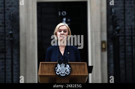 London, Großbritannien. 20. Oktober 2022. Die britische Premierministerin Liz Truss hält am Donnerstag, dem 20. Oktober 2022, eine Rede über den Rücktritt vor der Tür der 10 Downing Street, als auf sie von allen Seiten ihrer Partei Druck ausgeübt wurde. Frau Truss trat nach nur 44 Tagen zurück. Nach einem beschleunigten Wahlkampf wird in einer Woche ein neuer Staatschef bekannt gegeben. Foto von Hugo Philpott/UPI Credit: UPI/Alamy Live News Stockfoto