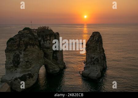 Wunderschöner Sonnenuntergang in Pigeon Rocks in Raouche, Beirut, Libanon. Das Mittelmeer, Der Nahe Osten. Stockfoto