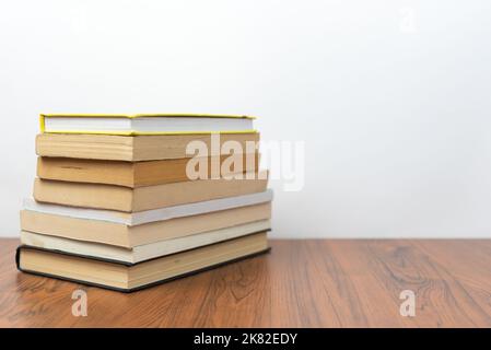 Buch Stapel auf Tisch.Bildung Lernen im Hintergrund Konzept. Platz kopieren Stockfoto