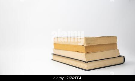 Stapel von Büchern isoliert auf weißem Hintergrund.Zurück zur Schule Konzept. Stockfoto