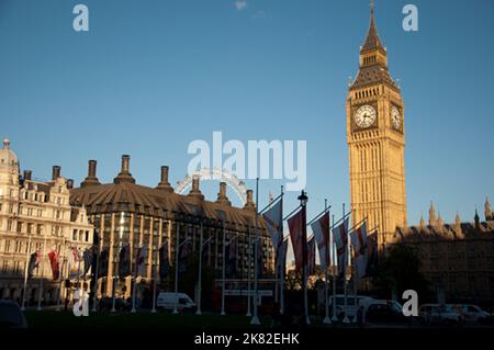 Big Ben und Parliament Square, Westminster, London, Großbritannien. Portcullis House und das London Eye in der Ferne. Stockfoto