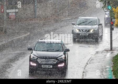 Chippenham, Wiltshire, Großbritannien, 20.. Oktober 2022. Die Fahrer werden in Chippenham abgebildet, während Regenschauer durch Südengland fahren. Quelle: Lynchpics/Alamy Live News Stockfoto