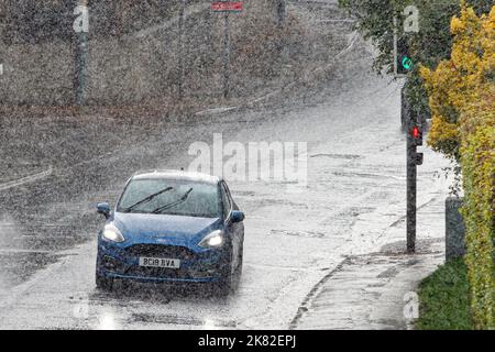 Chippenham, Wiltshire, Großbritannien, 20.. Oktober 2022. Die Fahrer werden in Chippenham abgebildet, während Regenschauer durch Südengland fahren. Quelle: Lynchpics/Alamy Live News Stockfoto