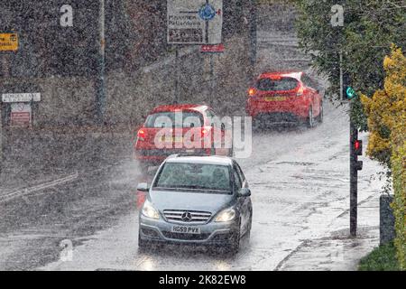 Chippenham, Wiltshire, Großbritannien, 20.. Oktober 2022. Die Fahrer werden in Chippenham abgebildet, während Regenschauer durch Südengland fahren. Quelle: Lynchpics/Alamy Live News Stockfoto