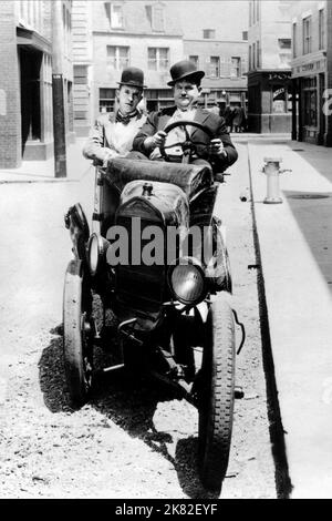 Stan Laurel & Oliver Hardy Film: Leave 'Em Laughing; Laurel Und Hardy: Leave 'Em Laughing (Kurzfilm) Charaktere: Stan & Ollie Usa 1928, Regie: Clyde Bruckman 28 January 1928 **WARNUNG** Dieses Foto ist nur für den redaktionellen Gebrauch bestimmt und unterliegt dem Copyright der HAL ROACH STUDIOS und/oder des Fotografen, der von der Film- oder Produktionsfirma beauftragt wurde und darf nur durch Publikationen im Zusammenhang mit der Bewerbung des oben genannten Films reproduziert werden. Eine obligatorische Gutschrift an HAL ROACH STUDIOS ist erforderlich. Der Fotograf sollte auch bei Bekanntwerden des Fotos gutgeschrieben werden. Ohne schriftliche Verfasserin kann keine kommerzielle Nutzung gewährt werden Stockfoto