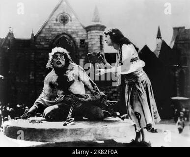 Lon Chaney & Patsy Ruth Miller Film: Der Glöckner Von Notre Dame (1926) Charaktere: Quasimodo & Esmeralda 01 May 1923 **WARNUNG** Dieses Foto ist nur für den redaktionellen Gebrauch bestimmt und unterliegt dem Copyright von UNIVERSAL und/oder dem Fotografen, der von der Film- oder Produktionsfirma beauftragt wurde und darf nur durch Publikationen im Zusammenhang mit der Bewerbung des oben genannten Films reproduziert werden. Eine obligatorische Gutschrift an UNIVERSAL ist erforderlich. Der Fotograf sollte auch bei Bekanntwerden des Fotos gutgeschrieben werden. Ohne schriftliche Genehmigung der Film Company kann keine kommerzielle Nutzung gewährt werden. Stockfoto