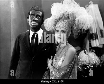 Al Jolson & May McAvoy Film: The Jazz Singer (USA 1927) Charaktere: Jakie Rabinowitz (Jack Robin) & Mary Dale Regie: Alan Crosland 06 October 1927 **WARNUNG** Dieses Foto ist nur für redaktionelle Verwendung bestimmt und unterliegt dem Copyright von WARNER BROS. Und/oder des Fotografen, der von der Film- oder Produktionsfirma beauftragt wurde und nur durch Publikationen im Zusammenhang mit der Bewerbung des oben genannten Films reproduziert werden kann. Eine obligatorische Gutschrift an WARNER BROS. Ist erforderlich. Der Fotograf sollte auch bei Bekanntwerden des Fotos gutgeschrieben werden. Ohne schriftliche Genehmigung der Film Company kann keine kommerzielle Nutzung gewährt werden. Stockfoto