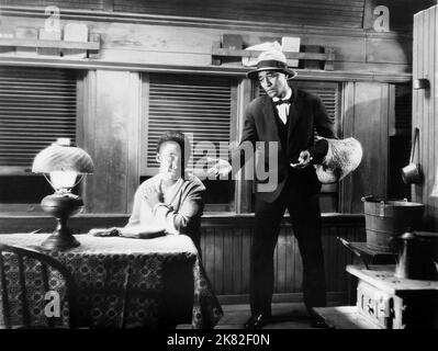 Nina Mae McKinney & Daniel L. Haynes Film Hallelujah (USA 1929) Charaktere: Chick & Zekial 'Zeke' Johnson Regie: King Vidor 20. August 1929 **WARNUNG** dieses Foto ist nur für redaktionelle Zwecke bestimmt und unterliegt dem Copyright von MGM und/oder dem Fotografen, der von der Film or Production Company zugewiesen wurde. Eine obligatorische Gutschrift an MGM ist erforderlich. Der Fotograf sollte ebenfalls angerechnet werden, wenn er bekannt ist. Ohne schriftliche Genehmigung der Film Company kann keine kommerzielle Nutzung gewährt werden. Stockfoto