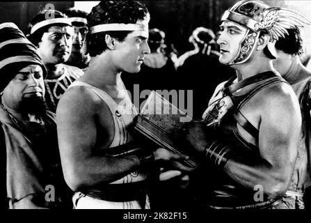 Ramon Novarro, Francis Bushman Film: Ben-Hur: A Tale of the Christ (USA 1925) Charaktere: Judah Ben-Hur, / Stummfilm Regie: Fred Niblo 30 December 1925 **WARNUNG** Dieses Foto ist nur für redaktionelle Zwecke bestimmt und unterliegt dem Copyright von MGM und/oder dem von der Film- oder Produktionsfirma beauftragten Fotografen und kann nur von Publikationen im Zusammenhang mit der Bewerbung des oben genannten Films reproduziert werden. Eine obligatorische Gutschrift an MGM ist erforderlich. Der Fotograf sollte auch bei Bekanntwerden des Fotos gutgeschrieben werden. Ohne schriftliche Genehmigung der Film Company kann keine kommerzielle Nutzung gewährt werden. Stockfoto