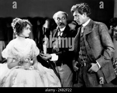 Lillian Gish, William Orlamond, Lars Hanson Film: Der Wind (1927) Charaktere: Letty,Sourdough,Lige 01 May 1928 **WARNUNG** Dieses Foto ist nur für den redaktionellen Gebrauch bestimmt und unterliegt dem Copyright von MGM und/oder dem Fotografen, der von der Film- oder Produktionsfirma beauftragt wurde, und kann nur durch Publikationen im Zusammenhang mit der Bewerbung des oben genannten Films reproduziert werden. Eine obligatorische Gutschrift an MGM ist erforderlich. Der Fotograf sollte auch bei Bekanntwerden des Fotos gutgeschrieben werden. Ohne schriftliche Genehmigung der Film Company kann keine kommerzielle Nutzung gewährt werden. Stockfoto