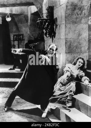 Lon Chaney & Mary Philbin Film The Phantom of the Opera (USA 1925) Charaktere: Erik, The Phantom & Christine Daae Regie: Rupert Julian 26. April 1925 **WARNUNG** dieses Foto ist nur für redaktionelle Zwecke bestimmt und unterliegt dem Urheberrecht von UNIVERSAL und/oder dem Fotografen, der von der Film or Production Company zugewiesen wurde. Eine obligatorische Gutschrift für UNIVERSAL ist erforderlich. Der Fotograf sollte ebenfalls angerechnet werden, wenn er bekannt ist. Ohne schriftliche Genehmigung der Film Company kann keine kommerzielle Nutzung gewährt werden. Stockfoto