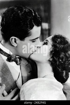 Ramon Novarro & Norma Shearer Film: Der Studentenprinz im alten Heidelberg (USA 1927) Charaktere: Kronprinz Karl Heinrich & Kathi / Literaturverfilmung (nach dem Theaterstück 'Alt Heidelberg' von Wilhelm Meyer-Förster) Regie: Ernst Lubitsch 21. September 1927 **WARNUNG** Dieses Foto ist nur für redaktionelle Zwecke bestimmt und unterliegt dem Copyright von MGM und/oder dem von der Film- oder Produktionsfirma beauftragten Fotografen und kann nur durch Publikationen im Zusammenhang mit der Bewerbung des oben genannten Films reproduziert werden. Eine obligatorische Gutschrift an MGM ist erforderlich. Der Fotograf sollte auch bei Bekanntwerden des Fotos gutgeschrieben werden. Nein Stockfoto