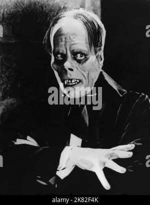 Lon Chaney Film The Phantom of the Opera (USA 1925) Charaktere: Erik, The Phantom Regie: Rupert Julian 26. April 1925 **WARNUNG** dieses Foto ist nur für redaktionelle Zwecke bestimmt und unterliegt dem Urheberrecht von UNIVERSAL und/oder dem Fotografen, der von der Film or Production Company zugewiesen wurde. Eine obligatorische Gutschrift für UNIVERSAL ist erforderlich. Der Fotograf sollte ebenfalls angerechnet werden, wenn er bekannt ist. Ohne schriftliche Genehmigung der Film Company kann keine kommerzielle Nutzung gewährt werden. Stockfoto