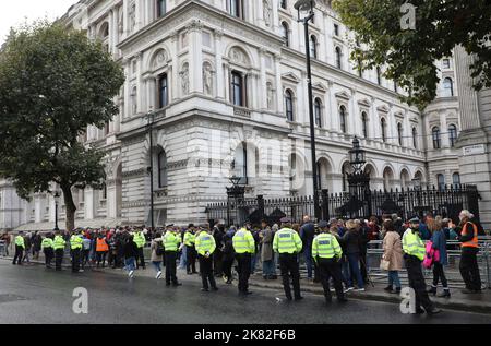 London, Großbritannien. 20. Oktober 2022. Nach dem schockierenden Rücktritt des britischen Premierministers Liz Truss, der heute am Donnerstag, dem 20. Oktober 2022, um 1,30pm Uhr eine Rede zum Rücktritt hielt, versammeln sich vor der Downing Street 10 Mitglieder der Öffentlichkeit. Frau Truss trat nach nur 44 Tagen zurück. Nach einem beschleunigten Wahlkampf wird in einer Woche ein neuer Staatschef bekannt gegeben. Foto von Hugo Philpott/UPI Credit: UPI/Alamy Live News Stockfoto