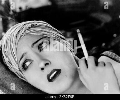 Gloria Swanson Film: The Love Of Sunya (1939) Charaktere: Sunya Ashling 01 May 1927 **WARNUNG** Dieses Foto ist nur für den redaktionellen Gebrauch bestimmt und unterliegt dem Copyright von UNITED ARTISTS und/oder dem Fotografen, der von der Film oder Production Company beauftragt wurde und kann nur durch Publikationen im Zusammenhang mit der Bewerbung des oben genannten Films reproduziert werden. Eine obligatorische Gutschrift für UNITED ARTISTS ist erforderlich. Der Fotograf sollte auch bei Bekanntwerden des Fotos gutgeschrieben werden. Ohne schriftliche Genehmigung der Film Company kann keine kommerzielle Nutzung gewährt werden. Stockfoto