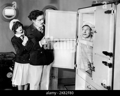 Audrey Ferris, Warner Oland, George Jessel Film: Seemann Izzy Murphy (1919) Charaktere: Izzy's girl,the girl's father,Izzy Murphy 01 May 1927 **WARNUNG** Dieses Foto ist nur für den redaktionellen Gebrauch bestimmt und unterliegt dem Copyright von WARNER BROS und/oder des Fotografen, der von der Film- oder Produktionsfirma beauftragt wurde und kann nur durch Publikationen im Zusammenhang mit der Bewerbung des oben genannten Films reproduziert werden. Eine obligatorische Gutschrift an WARNER BROS ist erforderlich. Der Fotograf sollte auch bei Bekanntwerden des Fotos gutgeschrieben werden. Ohne schriftliche Genehmigung der Film Company kann keine kommerzielle Nutzung gewährt werden. Stockfoto