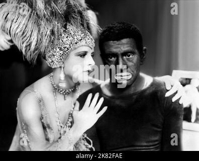 May McAvoy & Al Jolson Film: The Jazz Singer (USA 1927) Charaktere: Mary Dale & Jakie Rabinowitz (Jack Robin) Regie: Alan Crosland 06 October 1927 **WARNUNG** Dieses Foto ist nur für redaktionelle Verwendung bestimmt und unterliegt dem Copyright von WARNER BROS. Und/oder des Fotografen, der von der Film- oder Produktionsfirma beauftragt wurde und nur durch Publikationen im Zusammenhang mit der Bewerbung des oben genannten Films reproduziert werden kann. Eine obligatorische Gutschrift an WARNER BROS. Ist erforderlich. Der Fotograf sollte auch bei Bekanntwerden des Fotos gutgeschrieben werden. Ohne schriftliche Genehmigung der Film Company kann keine kommerzielle Nutzung gewährt werden. Stockfoto