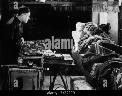 Richard Barthelmess & Lillian Gish Film: Broken Blossoms; Broken Blossoms or the Yellow man and the Girl (USA 1919) Charaktere: Cheng Huan (als Mr. Richard Barthelmess) & Lucy Burrows Regie: D.W. Griffith 13 May 1919 **WARNUNG** Dieses Foto ist nur für redaktionelle Verwendung bestimmt und unterliegt dem Copyright von UNITED ARTISTS und/oder dem Fotografen, der von der Film- oder Produktionsfirma beauftragt wurde und kann nur durch Publikationen im Zusammenhang mit der Bewerbung des oben genannten Films reproduziert werden. Eine obligatorische Gutschrift für UNITED ARTISTS ist erforderlich. Der Fotograf sollte auch bei Bekanntwerden des Fotos gutgeschrieben werden. Keine kommerzielle Nutzung c Stockfoto