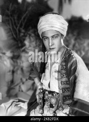 Rudolph Valentino Film: Der Sohn des Scheiks (USA 1926) Charaktere: Ahmed, der Sohn des Scheiks / <a href= Regie: George Fitzmaurice 09 July 1926 **WARNUNG** Dieses Foto ist nur für den redaktionellen Gebrauch bestimmt und unterliegt dem Copyright von UNITED ARTISTS und/oder The Photographer, die von The Film or Production Company beauftragt wurden.Es kann nur von Publikationen im Zusammenhang mit der Bewerbung des oben genannten Films reproduziert werden. Eine obligatorische Gutschrift für UNITED ARTISTS ist erforderlich. Der Fotograf sollte auch bei Bekanntwerden des Fotos gutgeschrieben werden. Ohne schriftliche Genehmigung der Film Company kann keine kommerzielle Nutzung gewährt werden. Stockfoto