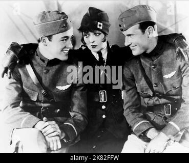 Charles 'Buddy' Rogers, Clara Bow & Richard Arlen Film: Wings (USA 1927) Charaktere: Jack Powell, Mary Preston, David Armstrong Regie: William A. Wellman 19 May 1927 **WARNUNG** Dieses Foto ist nur für redaktionelle Zwecke bestimmt und unterliegt dem Copyright von PARAMOUNT und/oder des Fotografen, der von der Film- oder Produktionsfirma beauftragt wurde.Es kann nur von Publikationen im Zusammenhang mit der Bewerbung des oben genannten Films reproduziert werden. Eine obligatorische Gutschrift an PARAMOUNT ist erforderlich. Der Fotograf sollte auch bei Bekanntwerden des Fotos gutgeschrieben werden. Ohne schriftliche Genehmigung der Film Compan kann keine kommerzielle Nutzung gewährt werden Stockfoto