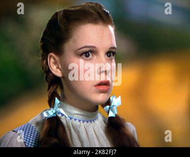 Judy Garland Film: The Wizard of Oz (USA 1939) Charaktere: Dorothy Gale / Titel auch: 'Das Zauberhafte Land' Regie: Victor Fleming 12. August 1939 **WARNUNG** Dieses Foto ist nur für redaktionelle Zwecke bestimmt und unterliegt dem Copyright von MGM und/oder dem von der Film- oder Produktionsfirma beauftragten Fotografen und kann nur durch Publikationen im Zusammenhang mit der Bewerbung des oben genannten Films reproduziert werden. Eine obligatorische Gutschrift an MGM ist erforderlich. Der Fotograf sollte auch bei Bekanntwerden des Fotos gutgeschrieben werden. Ohne schriftliche Genehmigung der Film Company kann keine kommerzielle Nutzung gewährt werden. Stockfoto