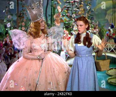 Billie Burke & Judy Garland Film: The Wizard of Oz (USA 1939) Charaktere: Glinda, Dorothy Gale / Titel auch: 'Das Zauberhafte Land' Regie: Victor Fleming 12. August 1939 **WARNUNG** Dieses Foto ist nur für redaktionelle Zwecke bestimmt und unterliegt dem Copyright von MGM und/oder dem von der Film- oder Produktionsfirma beauftragten Fotografen und kann nur durch Publikationen im Zusammenhang mit der Bewerbung des oben genannten Films reproduziert werden. Eine obligatorische Gutschrift an MGM ist erforderlich. Der Fotograf sollte auch bei Bekanntwerden des Fotos gutgeschrieben werden. Ohne schriftliche Genehmigung der Film Company kann keine kommerzielle Nutzung gewährt werden. Stockfoto