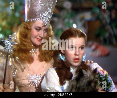 Billie Burke & Judy Garland Film: The Wizard of Oz (USA 1939) Charaktere: Glinda, Dorothy Gale / Titel auch: 'Das Zauberhafte Land' Regie: Victor Fleming 12. August 1939 **WARNUNG** Dieses Foto ist nur für redaktionelle Zwecke bestimmt und unterliegt dem Copyright von MGM und/oder dem von der Film- oder Produktionsfirma beauftragten Fotografen und kann nur durch Publikationen im Zusammenhang mit der Bewerbung des oben genannten Films reproduziert werden. Eine obligatorische Gutschrift an MGM ist erforderlich. Der Fotograf sollte auch bei Bekanntwerden des Fotos gutgeschrieben werden. Ohne schriftliche Genehmigung der Film Company kann keine kommerzielle Nutzung gewährt werden. Stockfoto