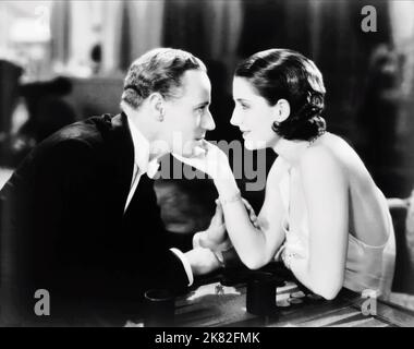 Leslie Howard & Norma Shearer Film: A Free Soul (USA 1931) Charaktere: Dwight Winthrop, Jan Ashe Regie: Clarence Brown 02 June 1931 **WARNUNG** Dieses Foto ist nur für redaktionelle Zwecke bestimmt und unterliegt dem Copyright von MGM und/oder dem Fotografen, der von der Film- oder Produktionsfirma beauftragt wurde, und kann nur von Publikationen im Zusammenhang mit der Bewerbung des oben genannten Films reproduziert werden. Eine obligatorische Gutschrift an MGM ist erforderlich. Der Fotograf sollte auch bei Bekanntwerden des Fotos gutgeschrieben werden. Ohne schriftliche Genehmigung der Film Company kann keine kommerzielle Nutzung gewährt werden. Stockfoto